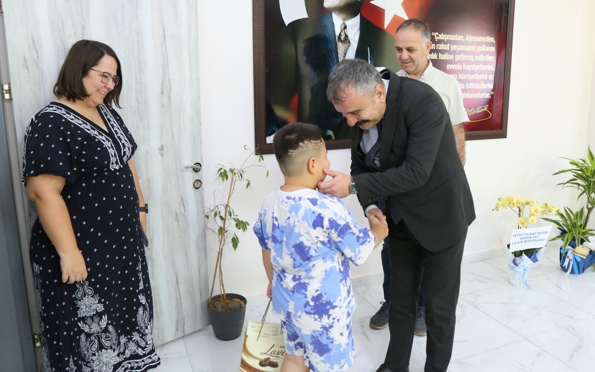 Bakanlığın Koruyucu Aile modeliyle bir çocuk daha yeni yuvasına kavuştu