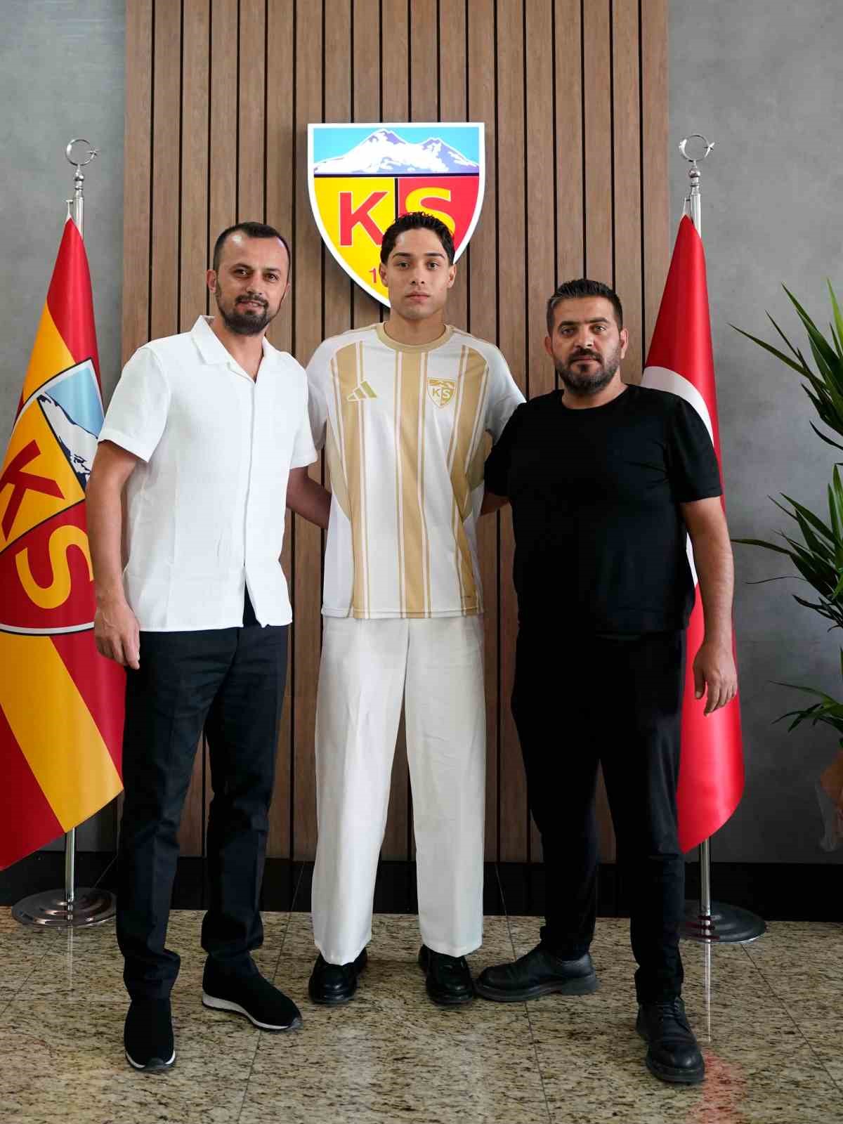 Kayserispor, Talha Sarıarslan ile 3 yıllık sözleşme imzalandı