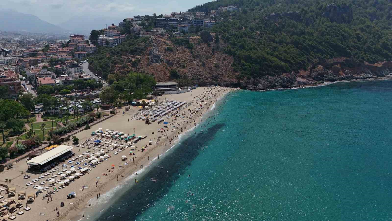 Alanya’da hava 33, deniz 29 dereceyi gördü, turistler denize koştu