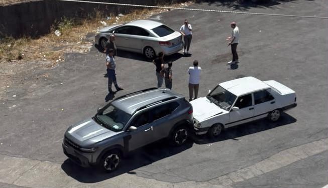 Araç taşıyıcı tırdan indirilen otomobil park halindeki araca çarptı