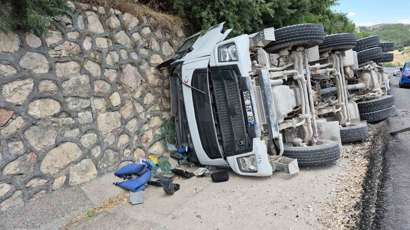 Beton mikseri devrildi: 1 ağır yaralı
