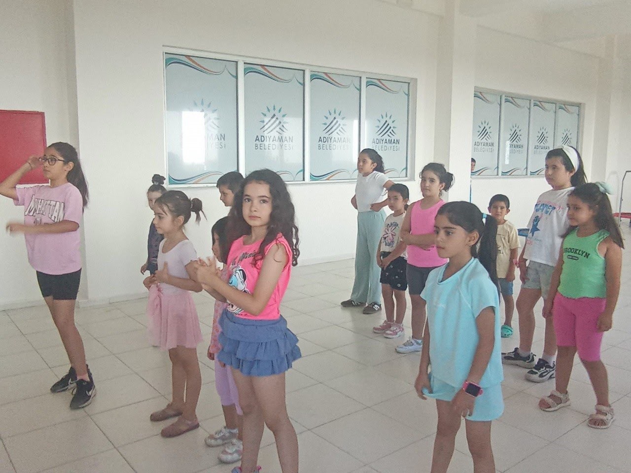 Çocuklar zumba ile hem eğleniyor hem spor yapıyor