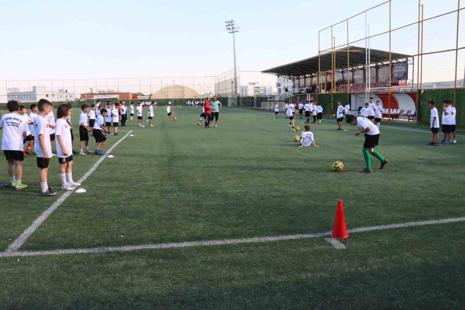 Şanlıurfa Büyükşehir Belediyesi binlerce çocuğu futbolla buluşturuyor
