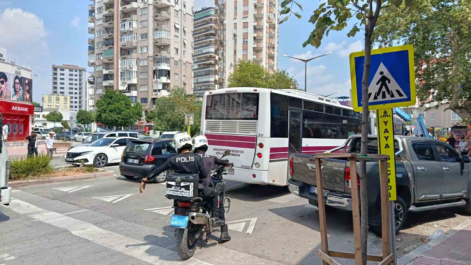 Yolcu minibüsünün yaya geçidinde çarptığı genç kız öldü