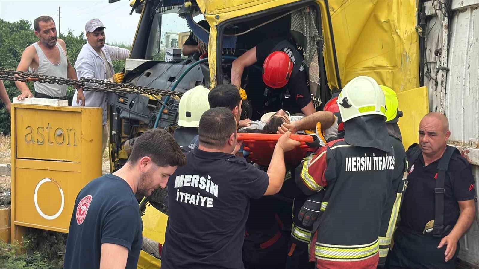 Mersin’de tırlar kafa kafaya çarpıştı: 1 ölü, 2 yaralı