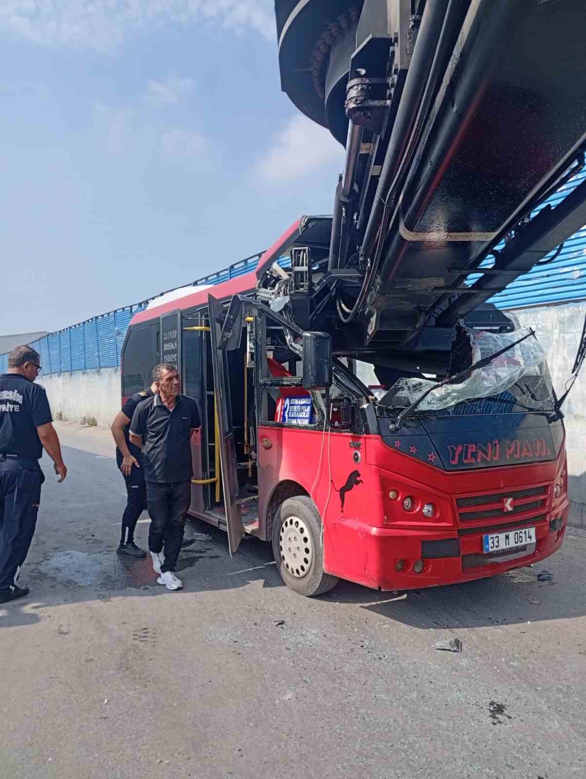 Mersin’de minibüs ile vinç çarpıştı: 1 yaralı