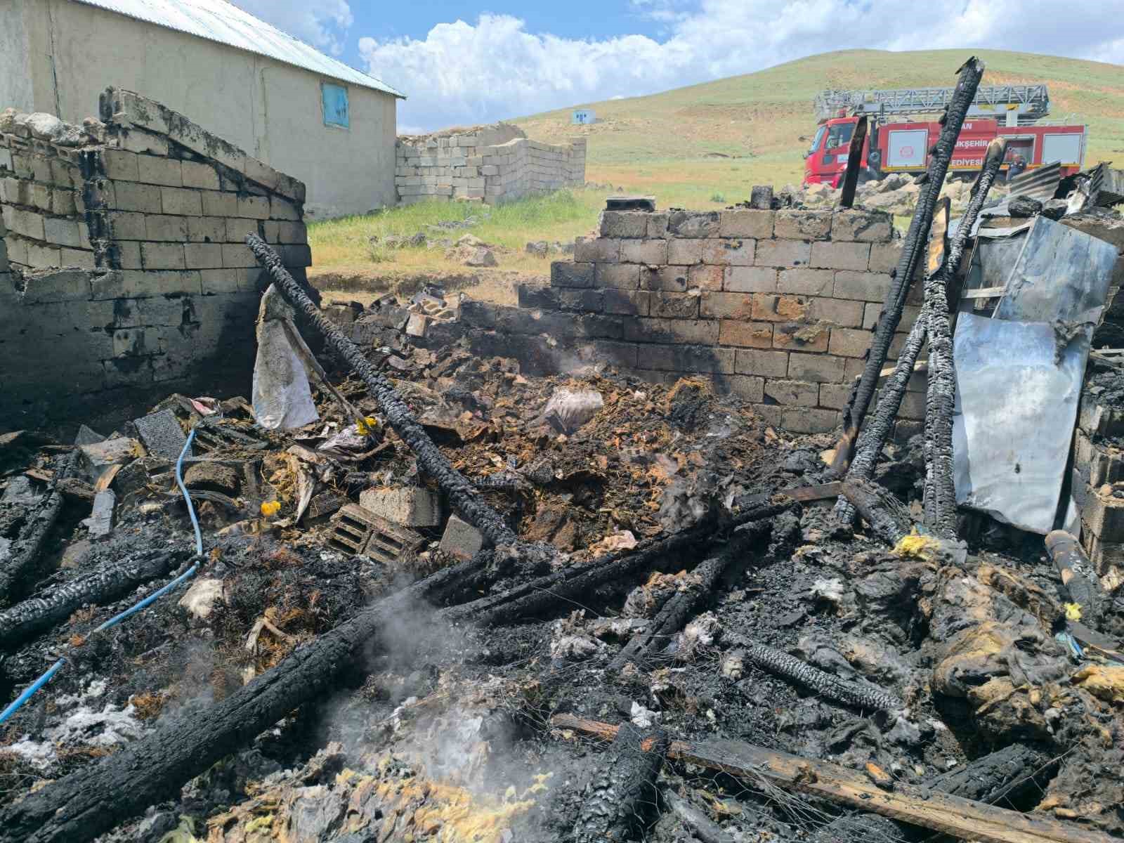 Çaldıran’da tandır evi ile kiler yangını