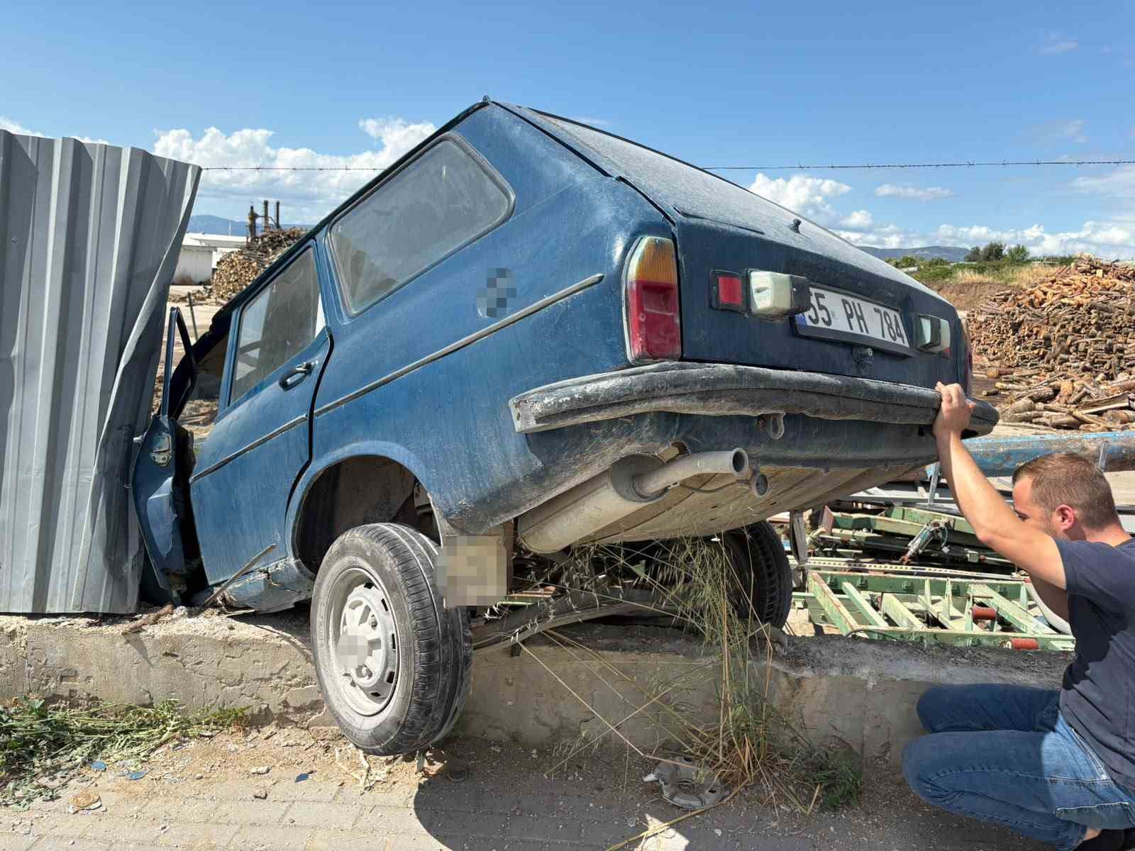 Otomobil fabrika sahasına uçtu: 1 yaralı