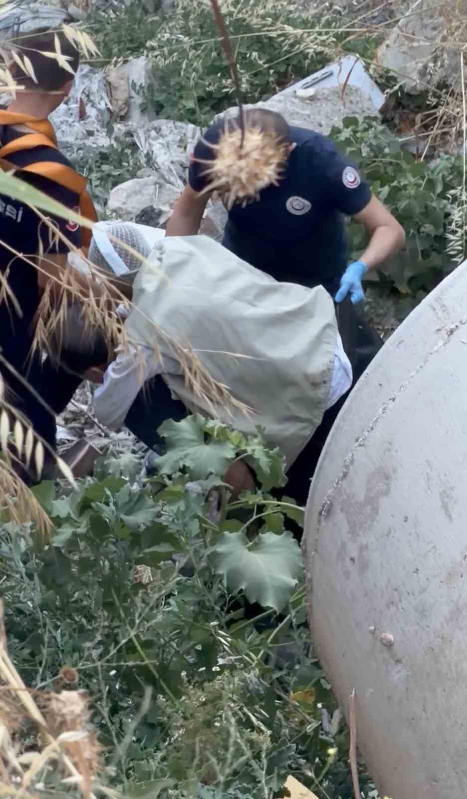 20 metrelik uçurumdan düştü, yaralıyı sırtında taşıyan itfaiyeci yürekleri ısıttı