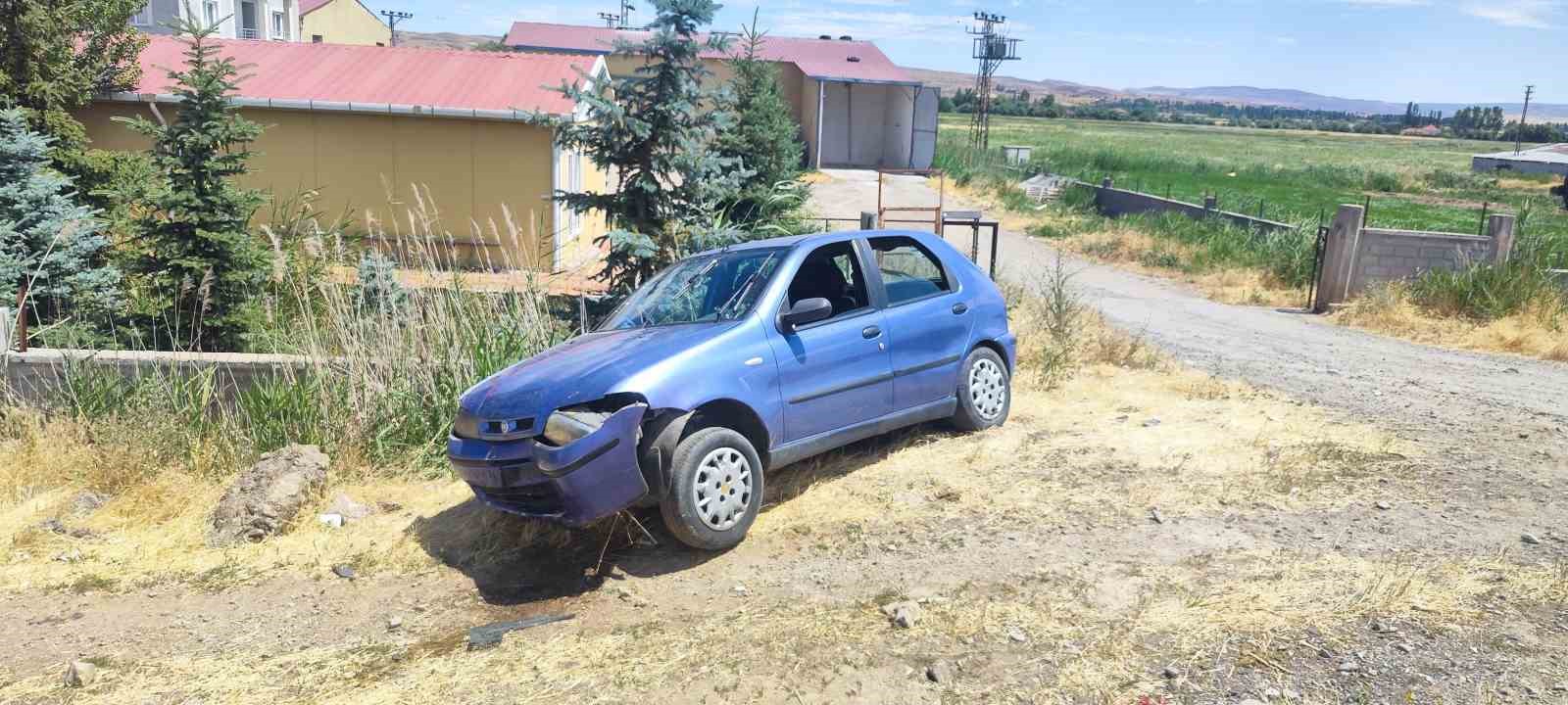 Sivas’ta kontrolden çıkan otomobil bariyerlere çarptı: 4 yaralı