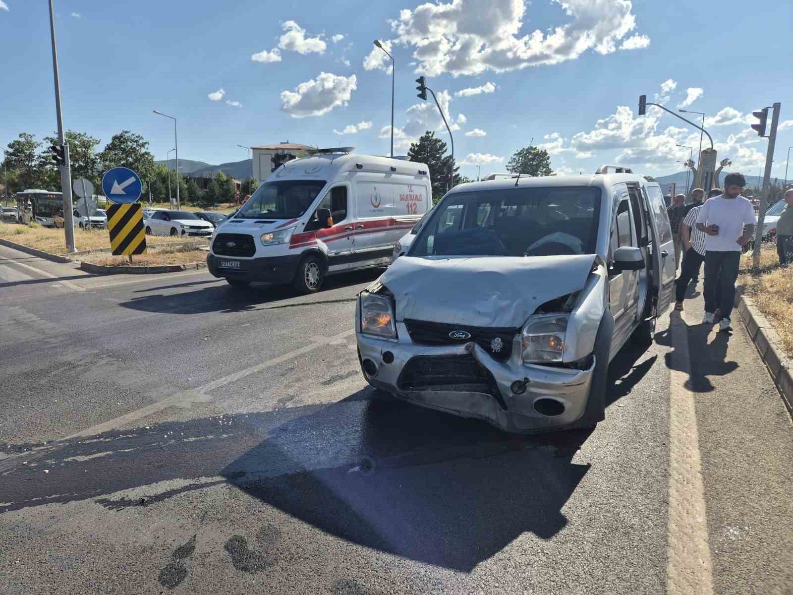 Bingölde iki hafif ticari araç çarpıştı: 2 yaralı
