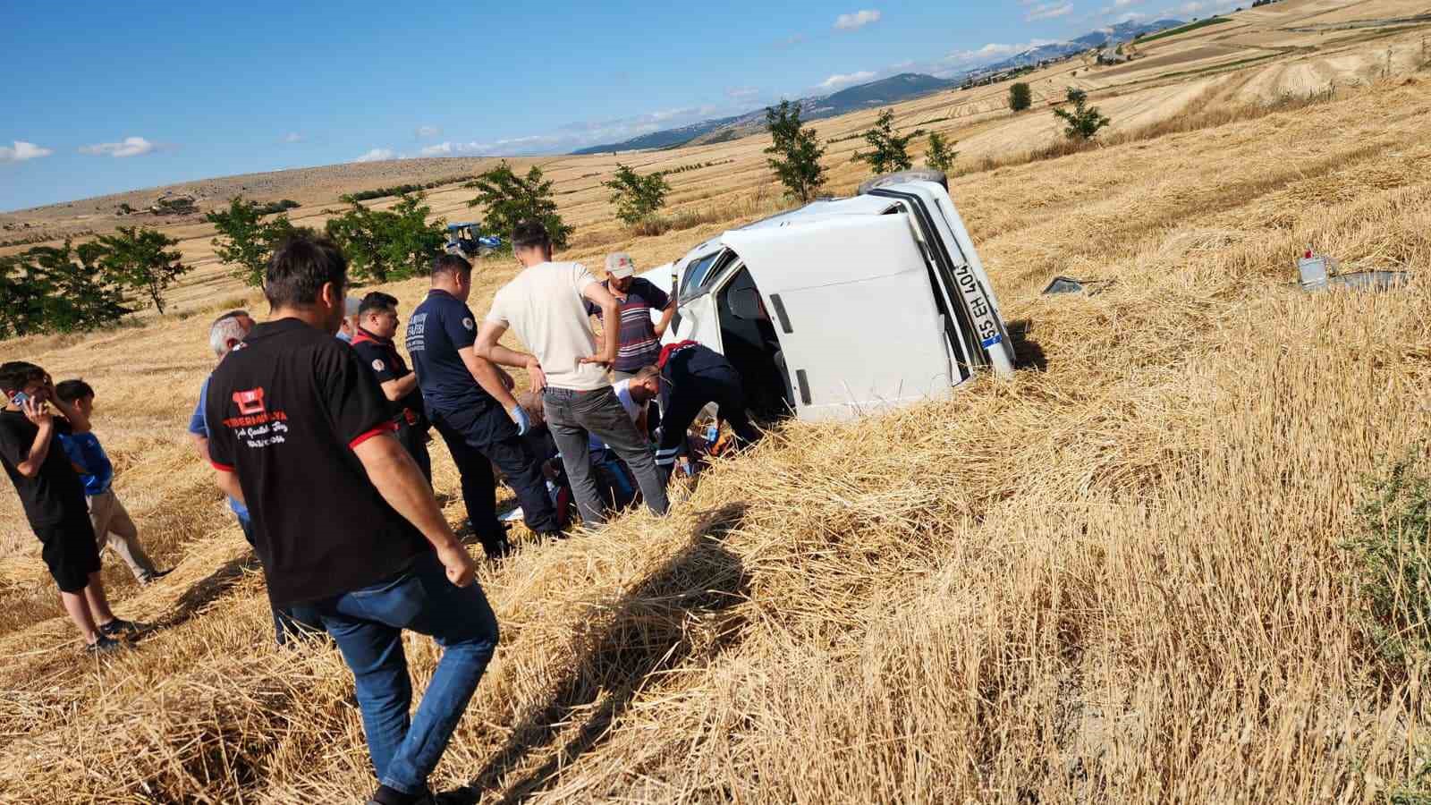 Vezirköprü’de otomobil tarlaya uçtu: 2 yaralı