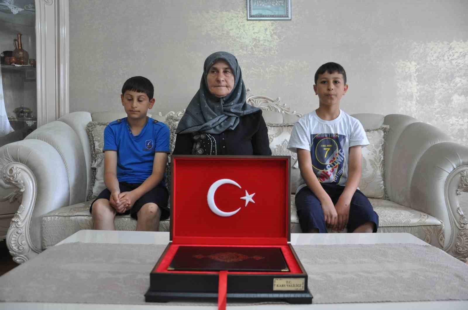 Kars’ta duygulandıran bayrak sevgisi: Aynı aileden iki kuşak, 7 yıl arayla valilik önünde Türk bayrağını öptü
