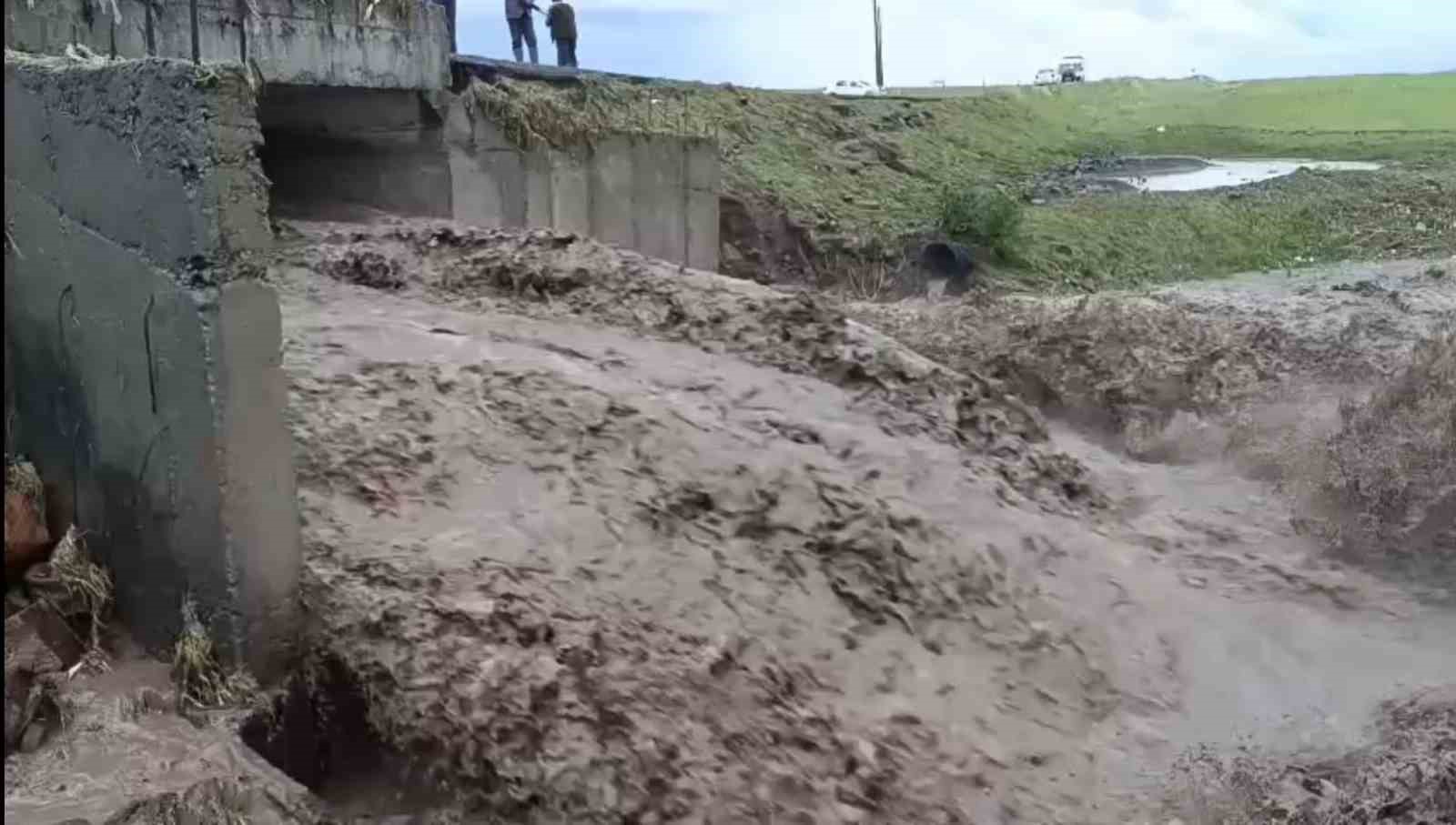 Kars’ta sel alarmı: Şiddetli yağış köy yolunu ulaşıma kapattı
