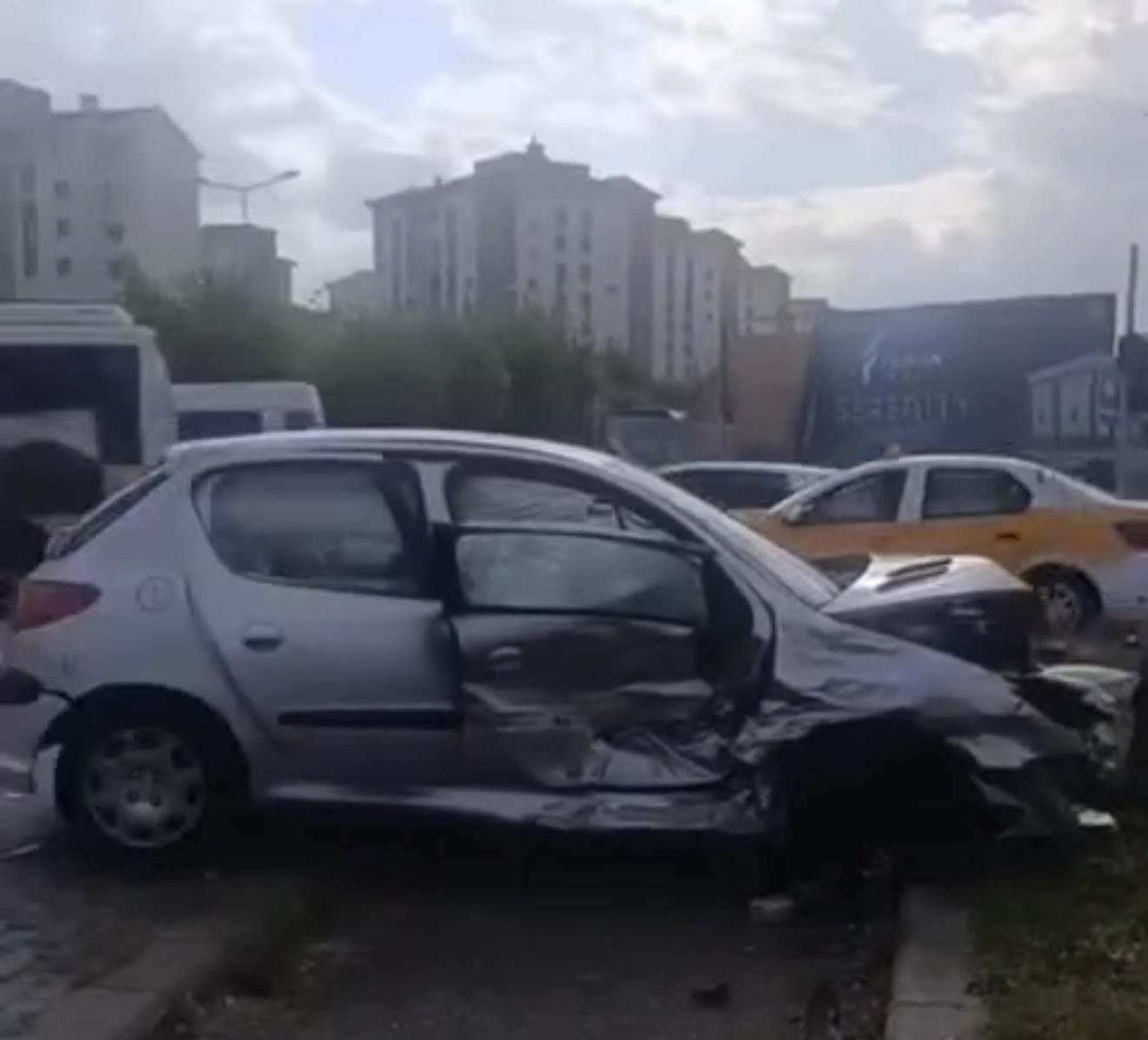 Diyarbakır’da iki otomobil çarpıştı: 3 yaralı