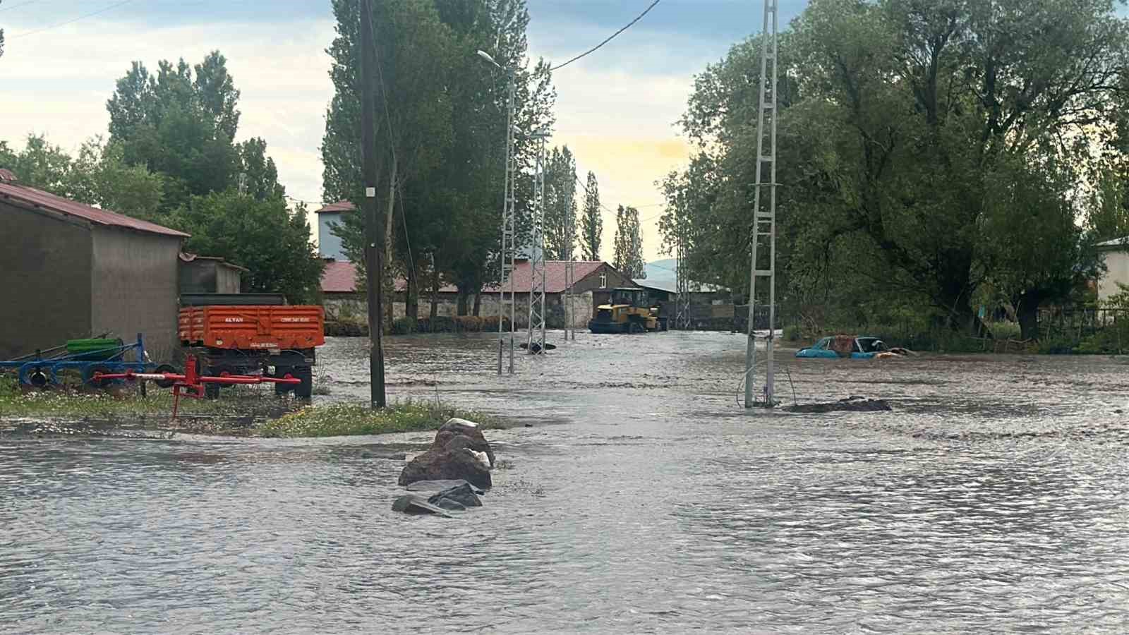 Kars’ta selin ortasında mahsur kalan yaşlı çift kurtarıldı
