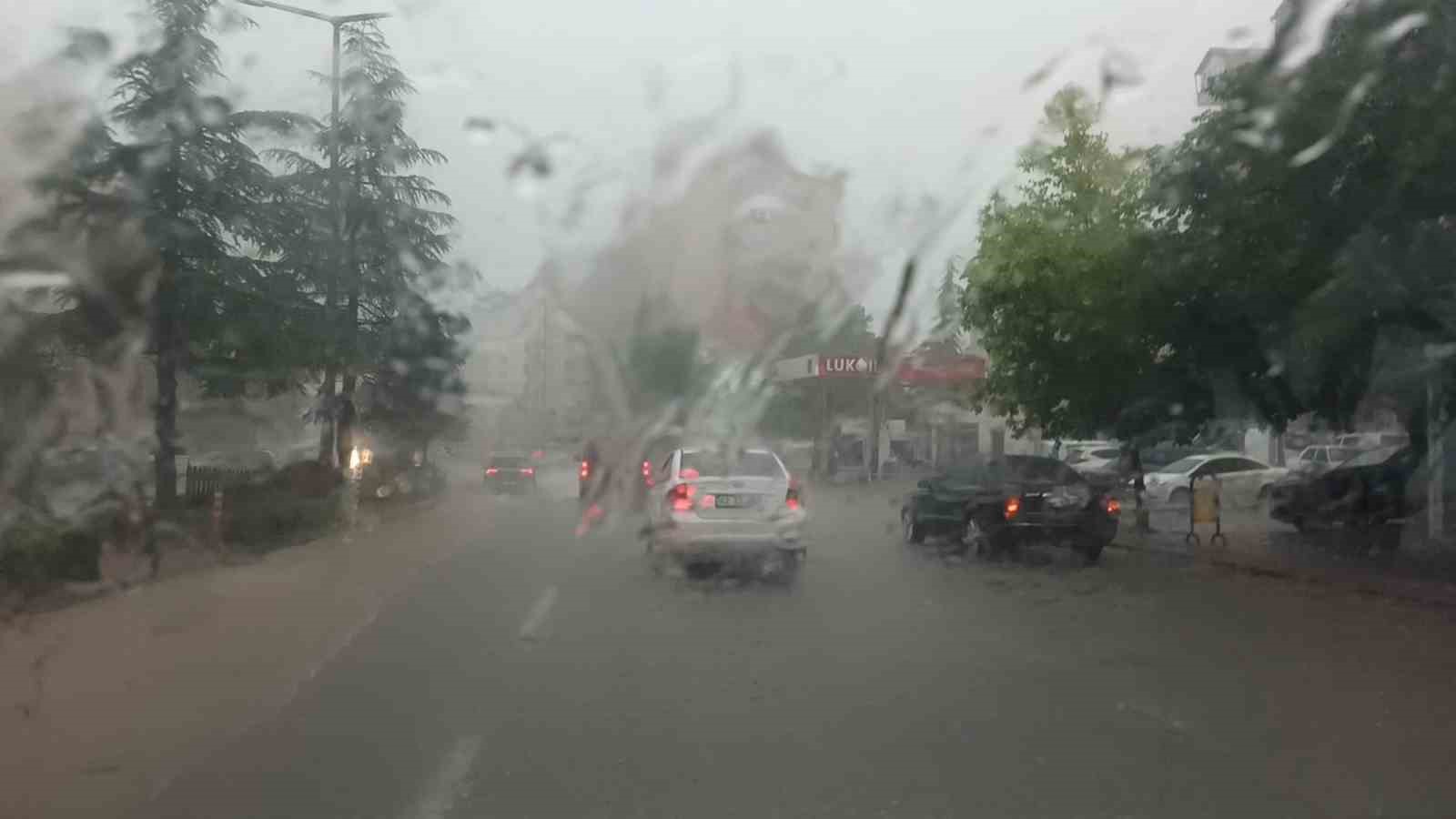 Seydişehir’de sağanak etkili oldu, iş yerlerini su bastı