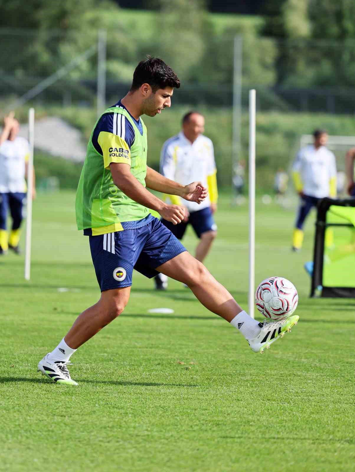 Fenerbahçe, günü çift antrenmanla tamamladı