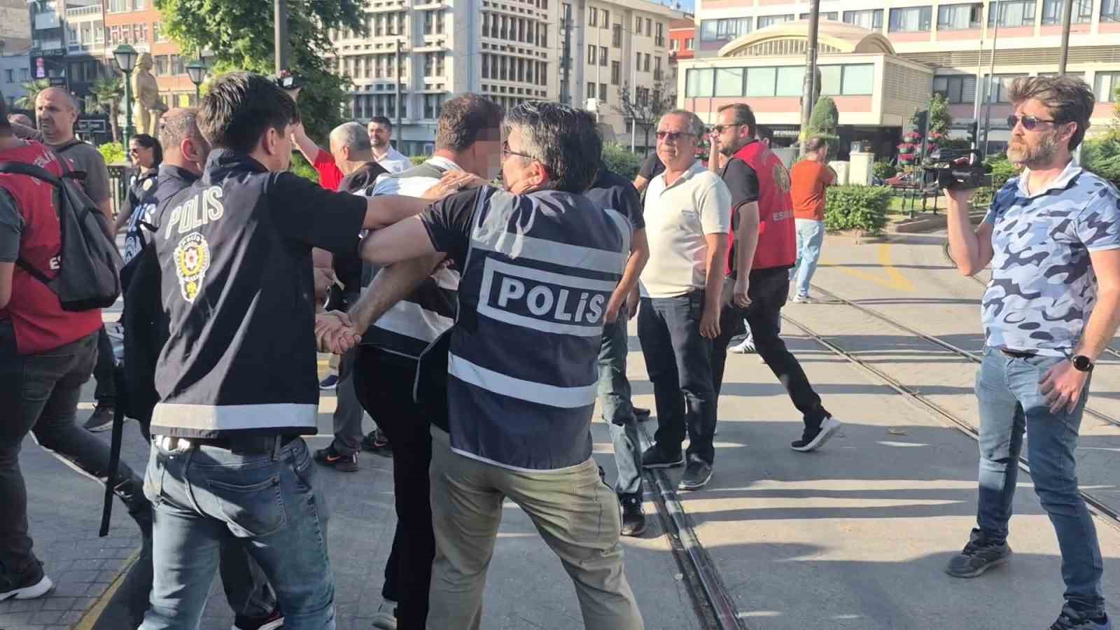 Eskişehir’de izinsiz eylem yapan gruba polis müdahale etti: 35 gözaltı