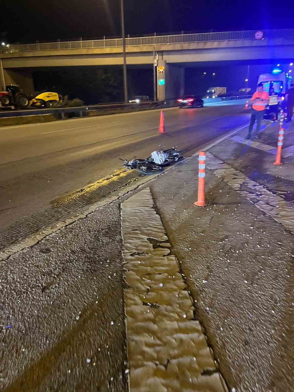 Kontrolden çıkan motosiklet tırın altına girdi, sürücü hayatını kaybetti