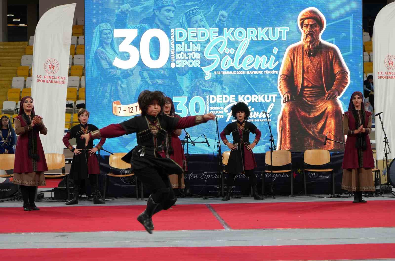 Dede Korkut Şöleni’nde 11 ülkeden 15 ekip sahne aldı
