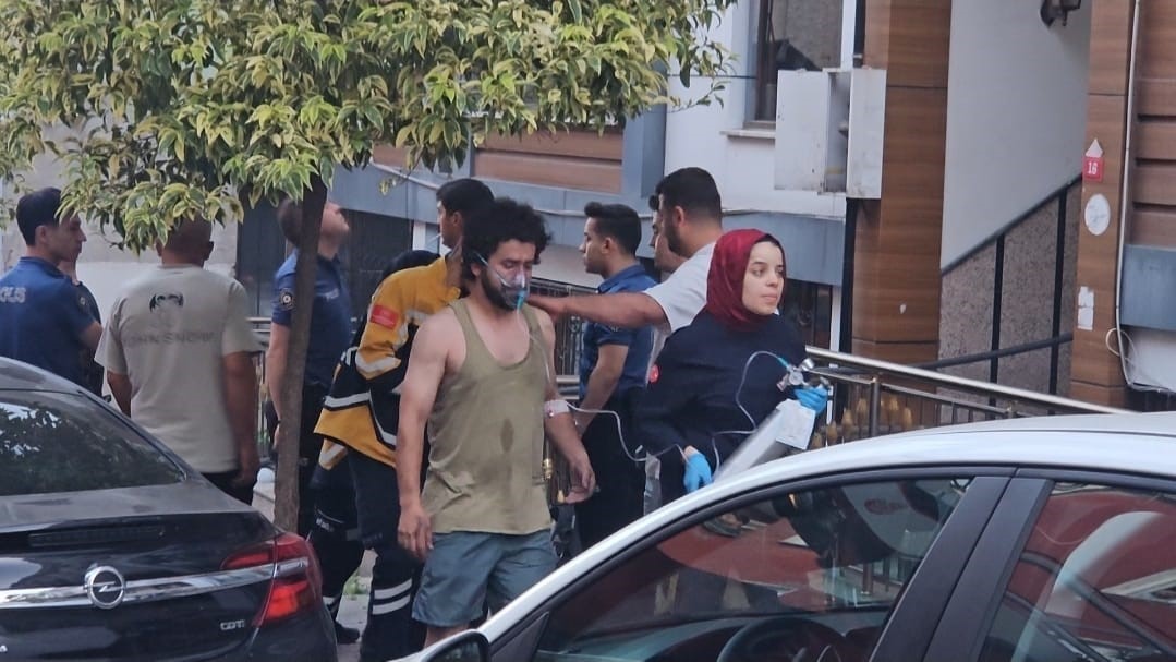 Kağıthane’de 5 katlı binada çıkan yangında 7 kişi kurtarıldı