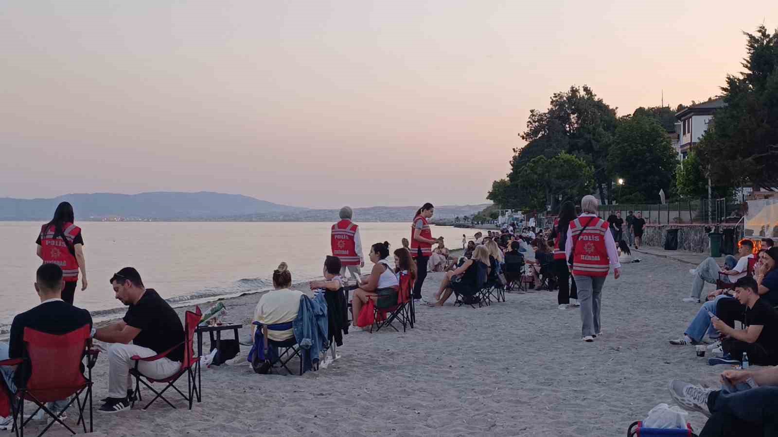 Kadın polislerden huzur mesaisi: Sahilde broşür dağıttılar