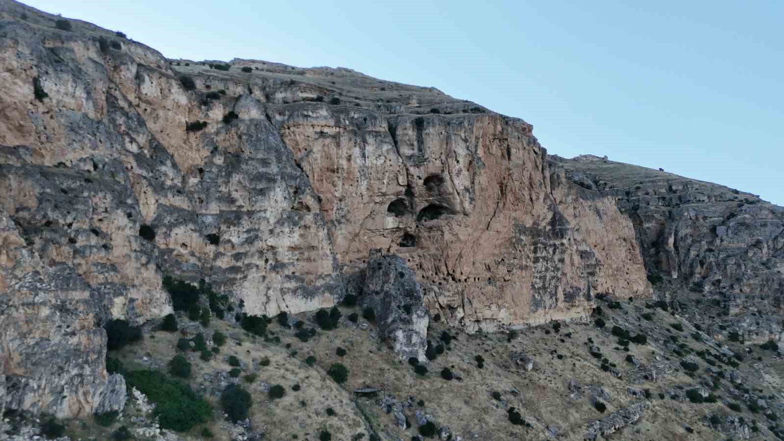 Bin 250 rakımdaki mağarada insan kemikleri bulundu