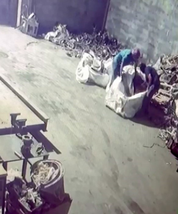 Yüzlerinde maskeyle gelip 250 bin TL’lik bakır çaldılar