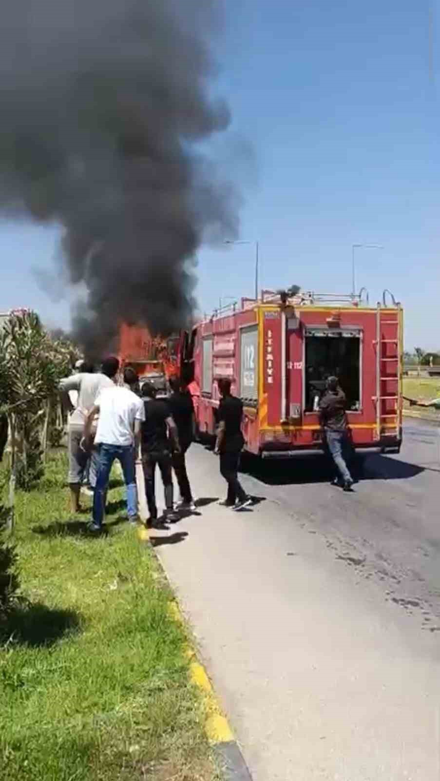Seyir halindeki pikap alevlere teslim oldu