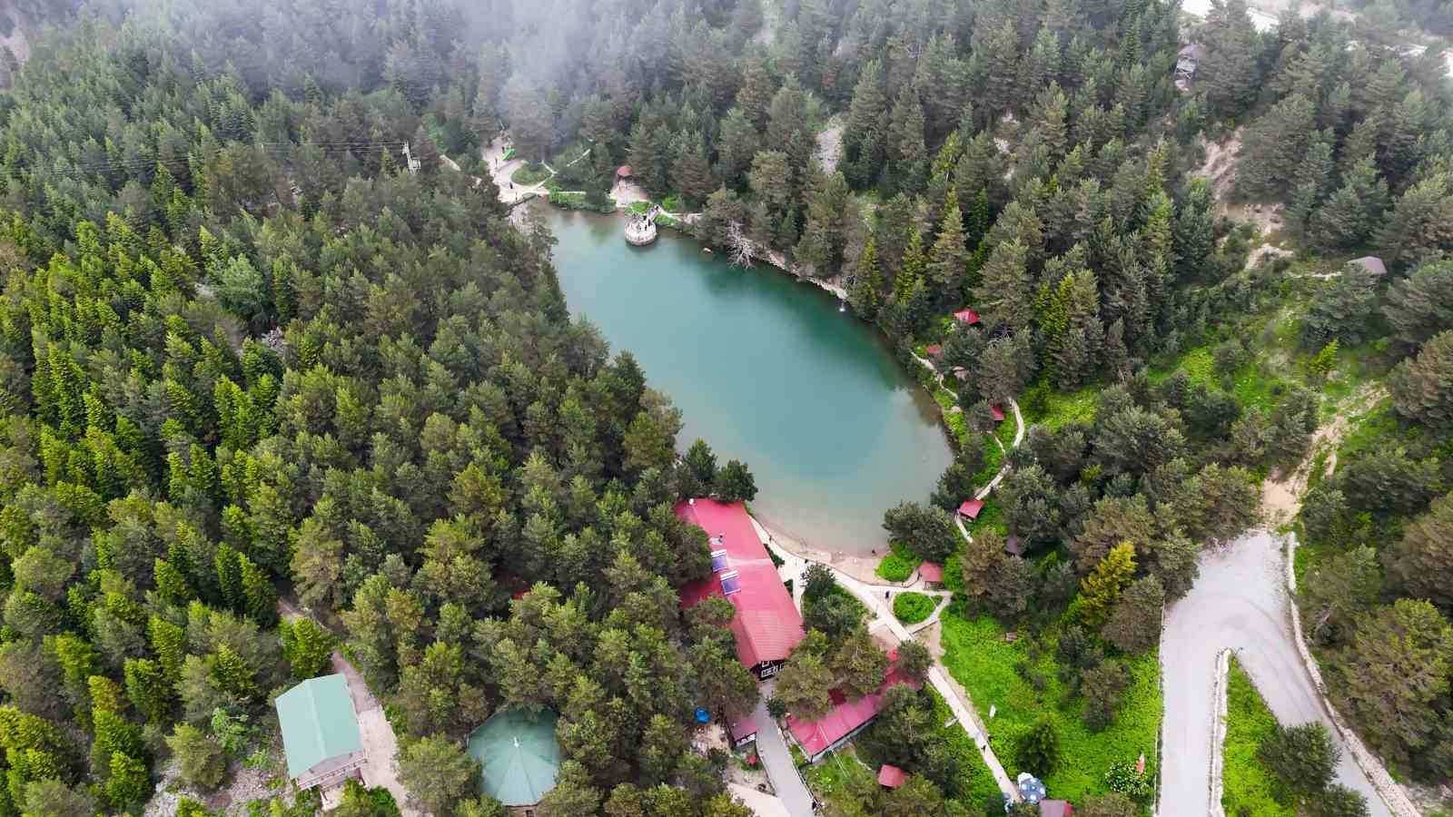 Limni Gölü Tabiat Parkı yaz ortasında ziyaretçilerini sis ve serin havayla karşılıyor