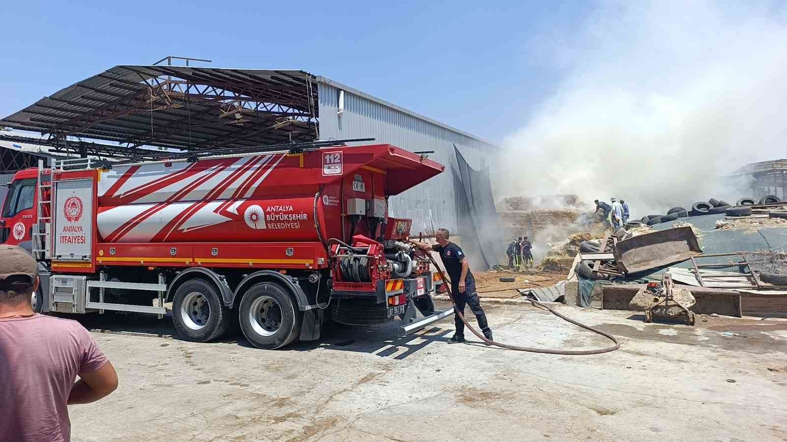 Antalya’da besihanede çıkan yangında 60 saman balyası kül oldu