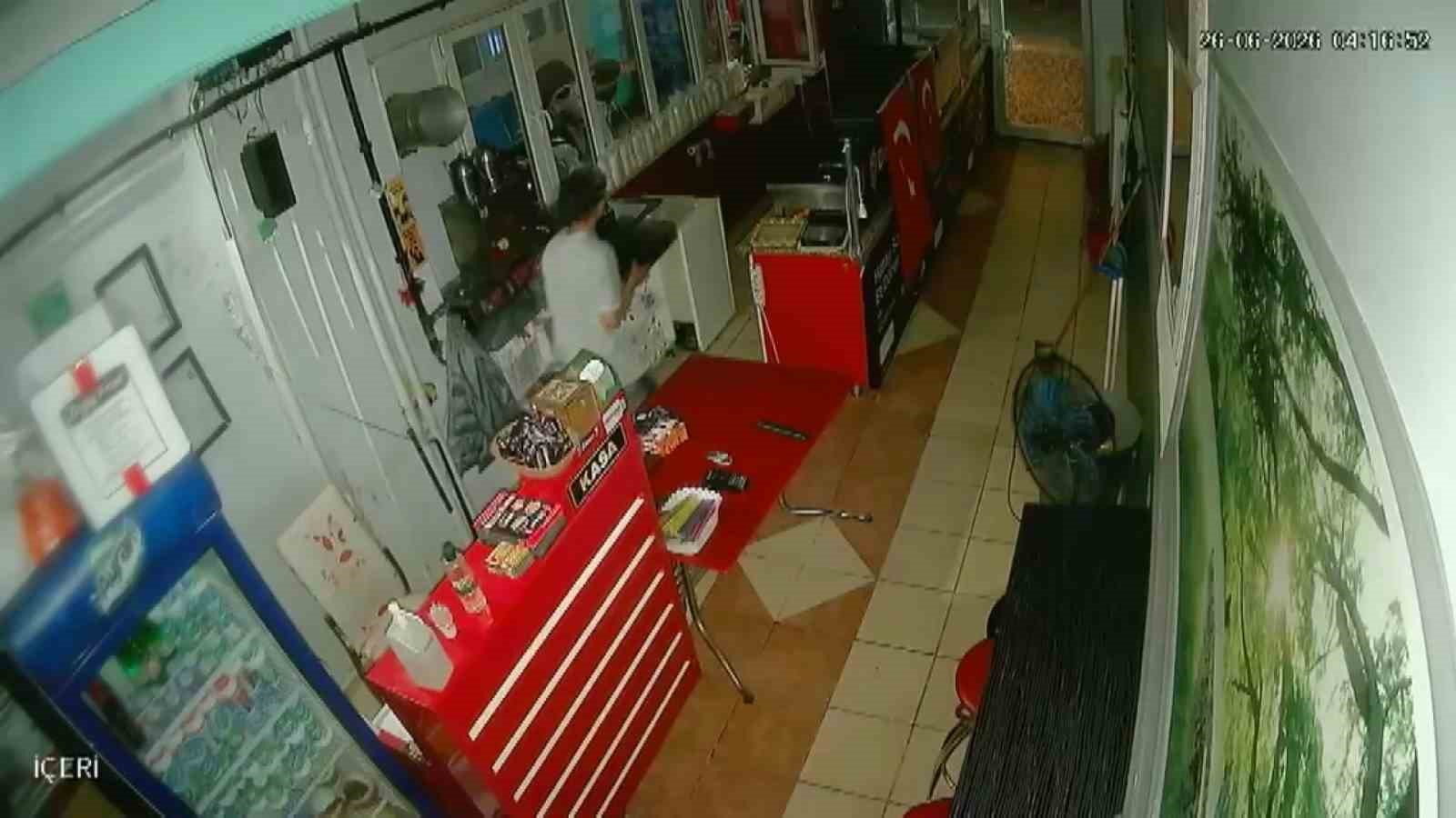 Aynı gün 4 iş yeri, ev ve camiyi hedef alan 16 yaşındaki şüpheli aranıyor
