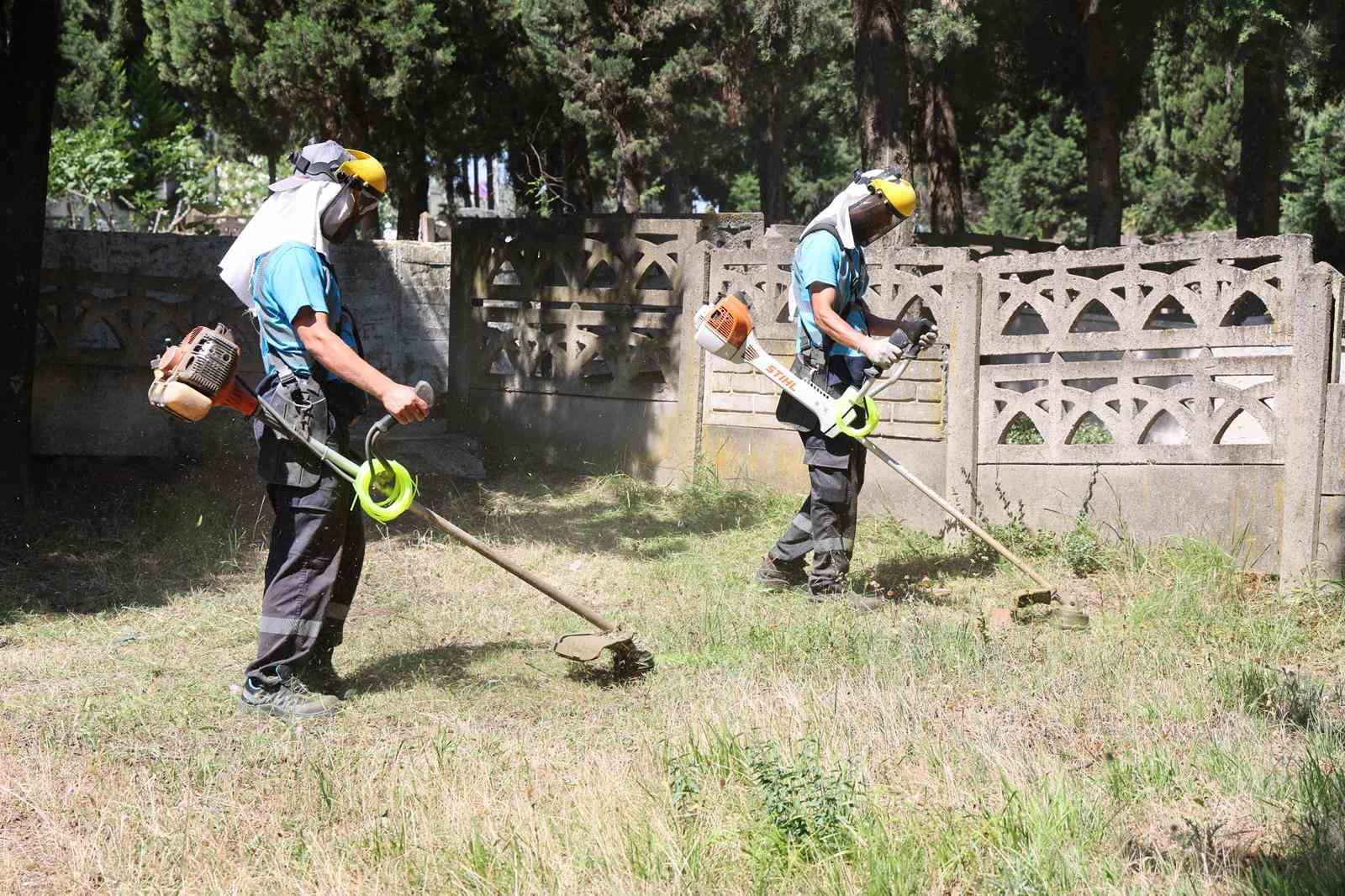 Gebze’de mezarlık ve şehitliklerde periyodik bakım çalışmaları sürüyor