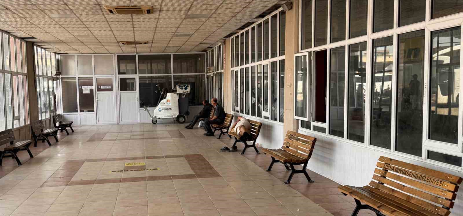 Adana sıcağı otogarda çileye dönüştü, vatandaş isyan etti