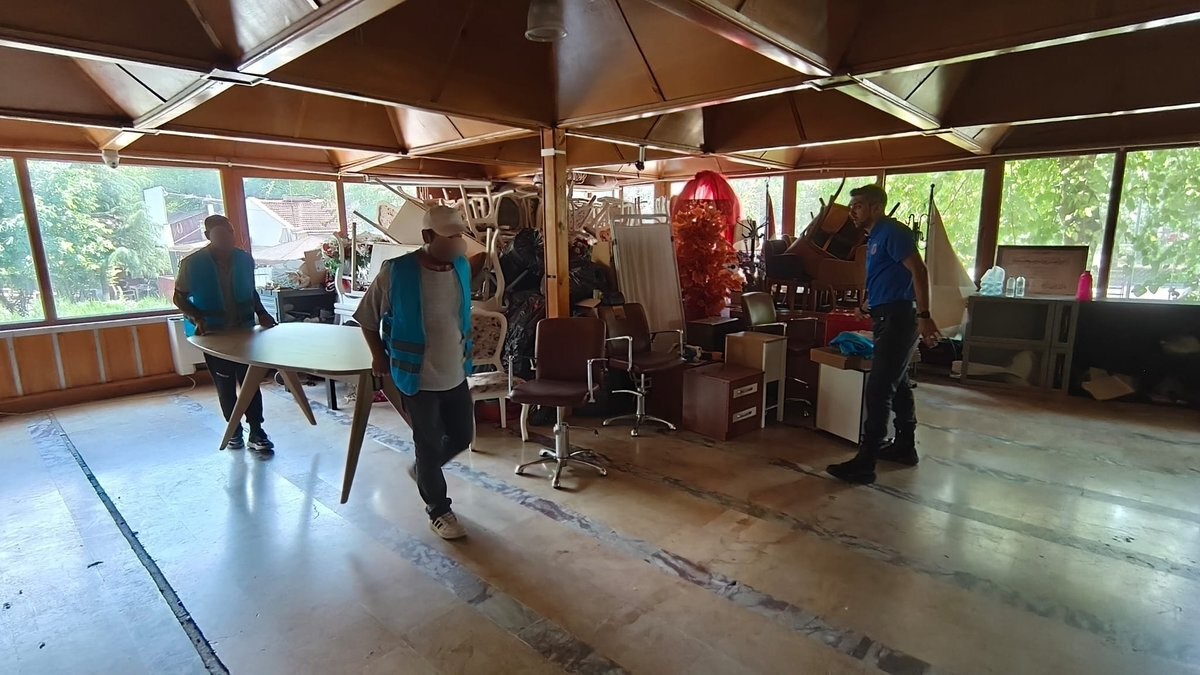 Eskişehir Öğretmenevi’nin eşyalarını denetimli serbestlik yükümlüleri taşıyor