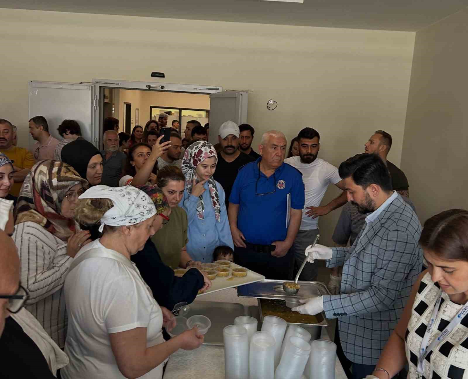 Kütahya Şehir Hastanesi’nde bin kişilik aşure ikramı