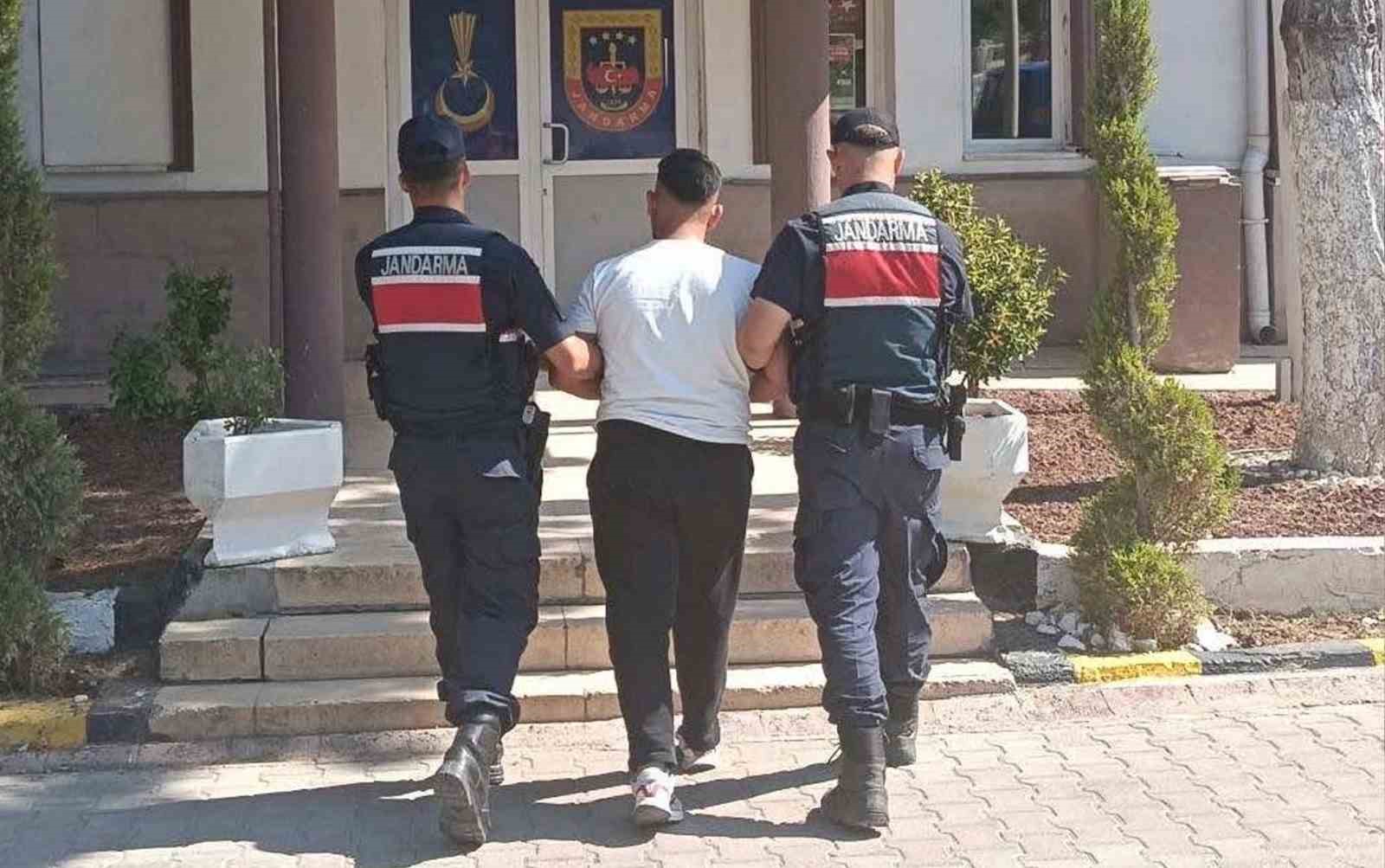 ’Dolandırıcılık’ suçundan aranan hükümlü jandarmadan kaçamadı