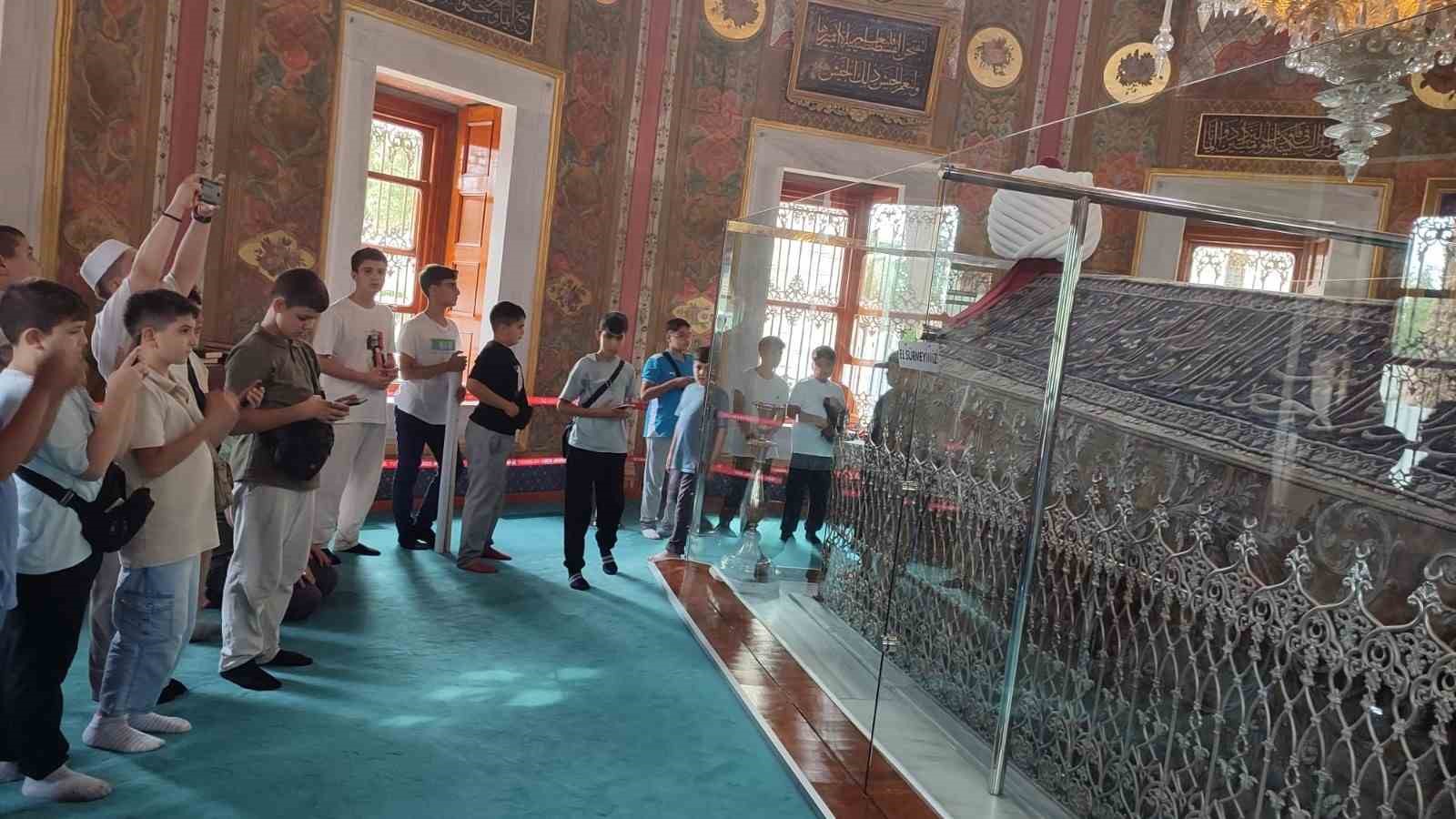 Eğitimlerini tamamlayan hafızlar ecdadın izinde tarihi yolculuk yaptı