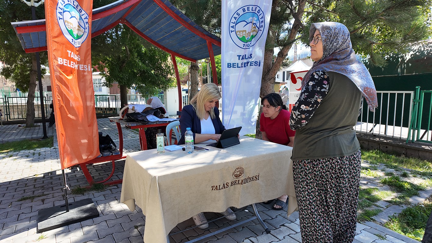 Kütüphane geziyor, çocuklar hem okuyor hem eğleniyor