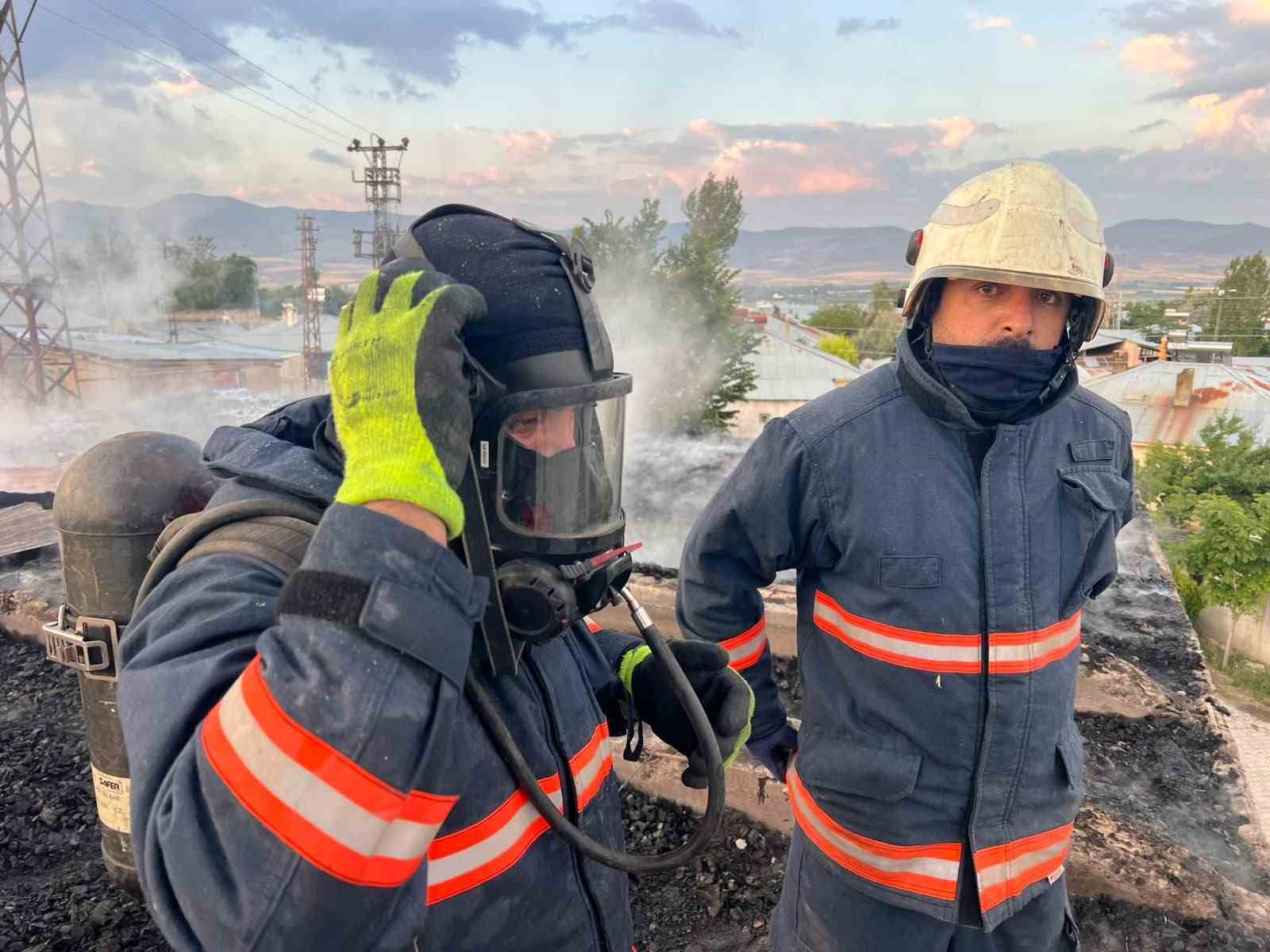 Van’da camide yangın