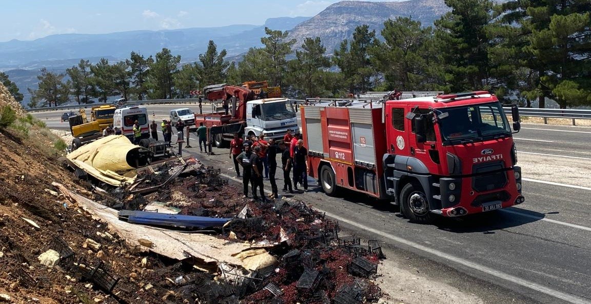 Devrilen kamyon hurdaya döndü, sıkışan sürücü kurtarıldı