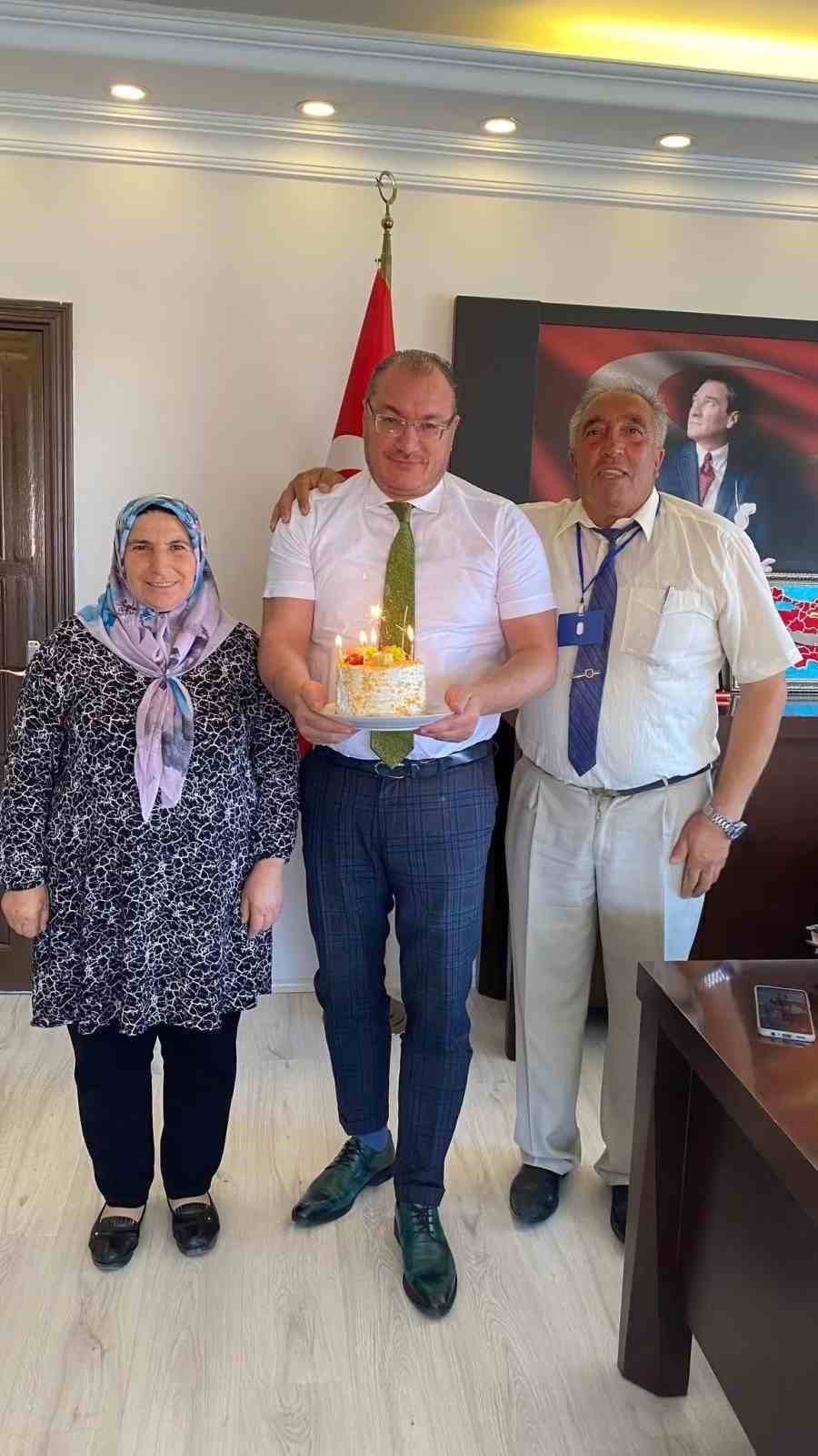 Kaymakama sürpriz doğum günü kutlaması
