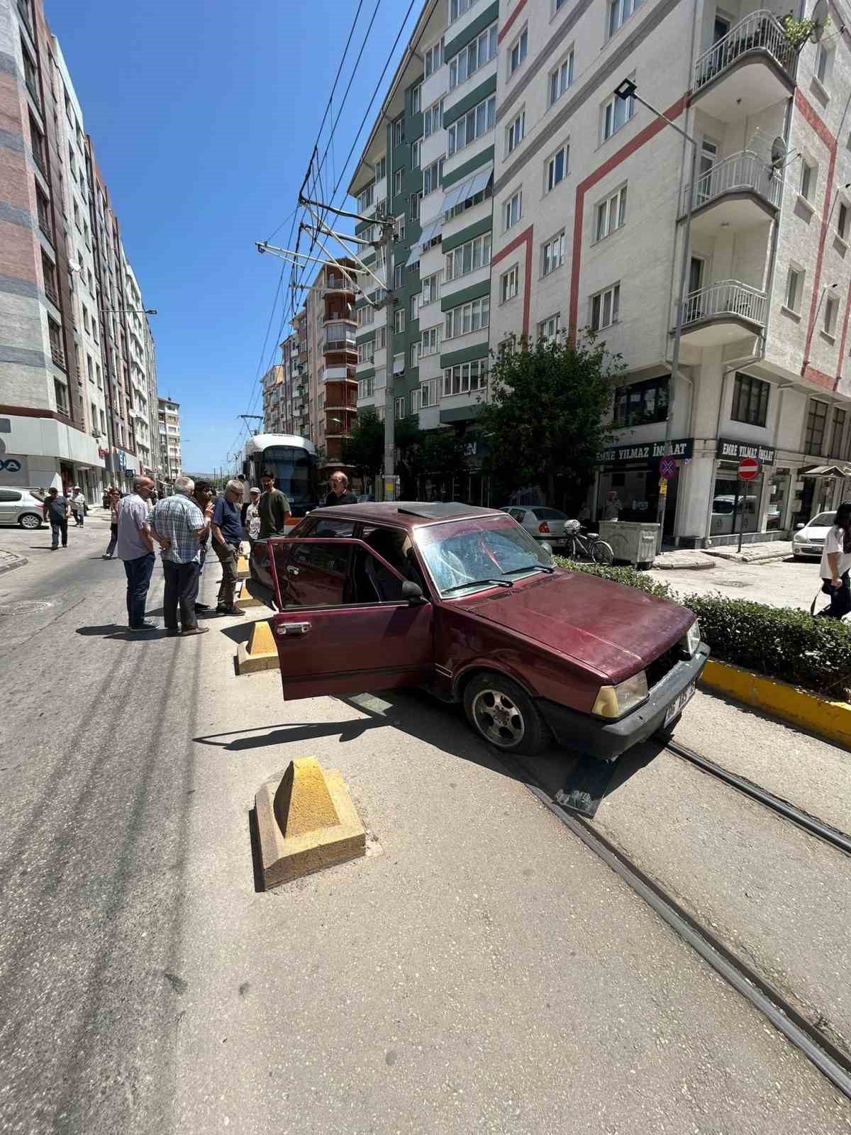 Eskişehir’de trafik kazası sebebiyle tramvay seferleri aksadı