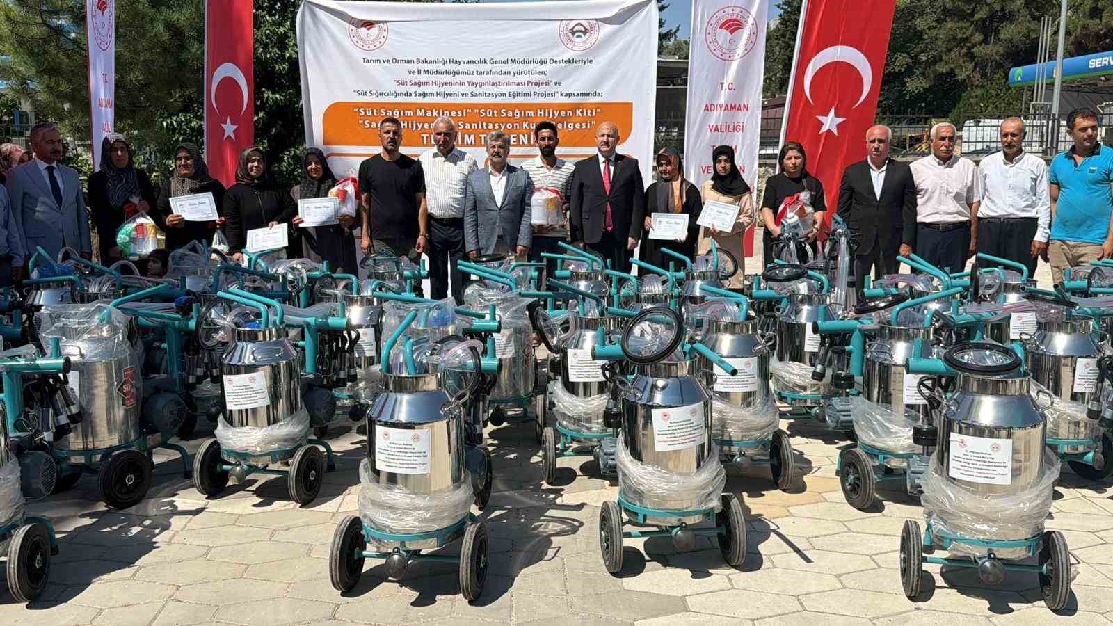 Adıyaman’da süt sağım makineleri üreticilere dağıtıldı