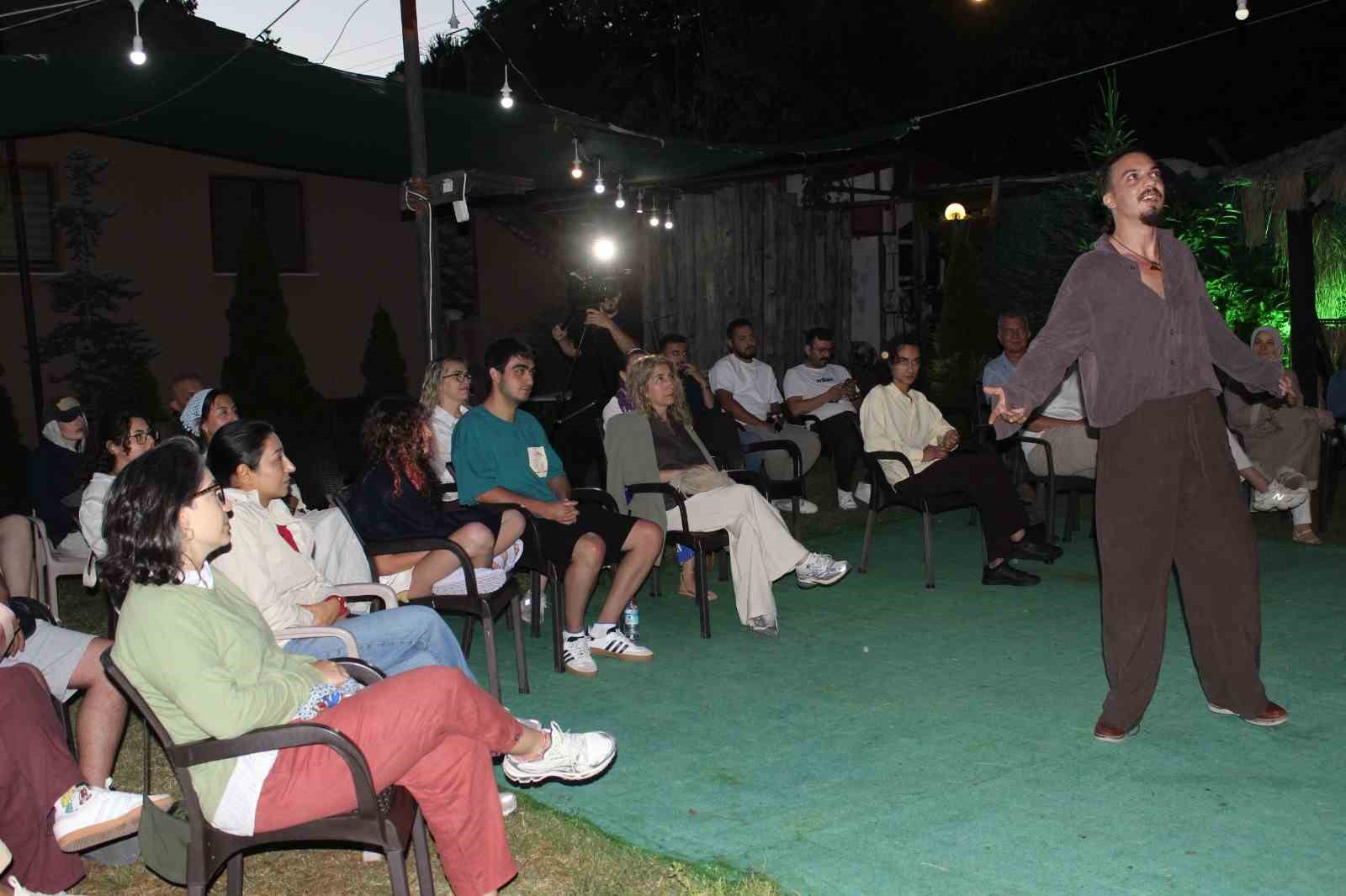 Tiyatrocunun gösterisi büyük beğeni topladı