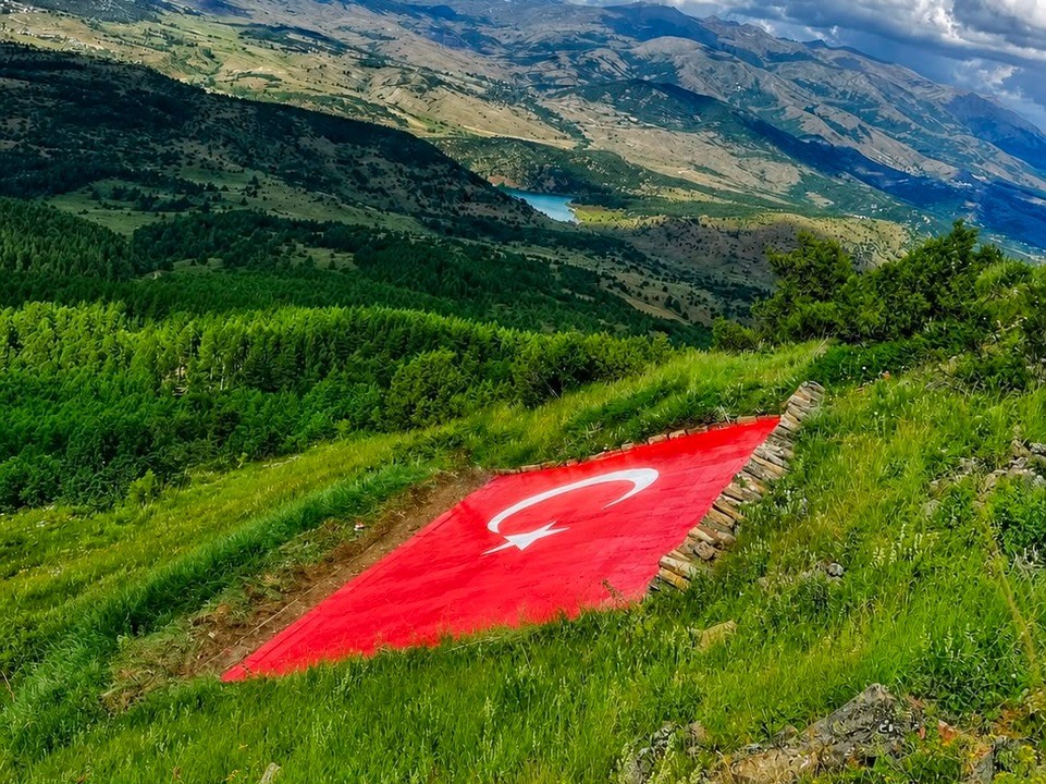 Kelkit Vadisi’nin simgesi dev Türk bayrağı yenilendi