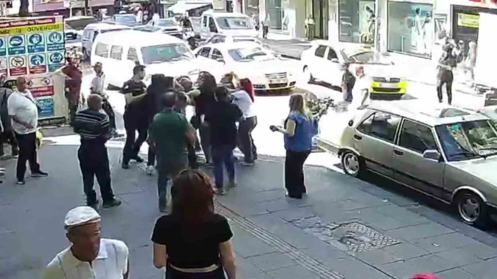 Kaza sonrası çıkan kavgada ortalık savaş alanına döndü: Kadın sürücüyü böyle darp etti