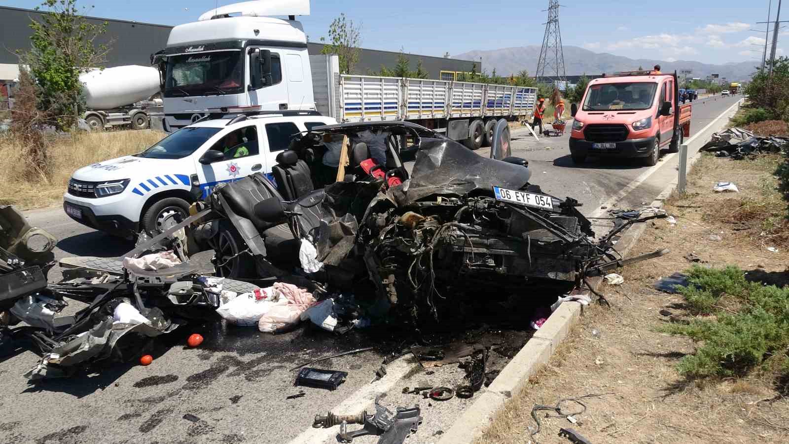 Tıra arkadan çarpan otomobil hurdaya döndü: 1 yaralı
