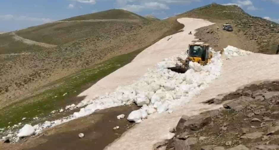 Temmuz ayında karla mücadele devam ediyor